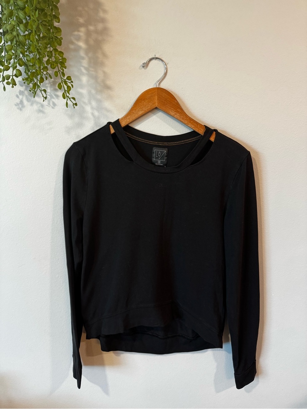 Lime & vine long sleeve Women's Black Cutout-Shoulder top sz small